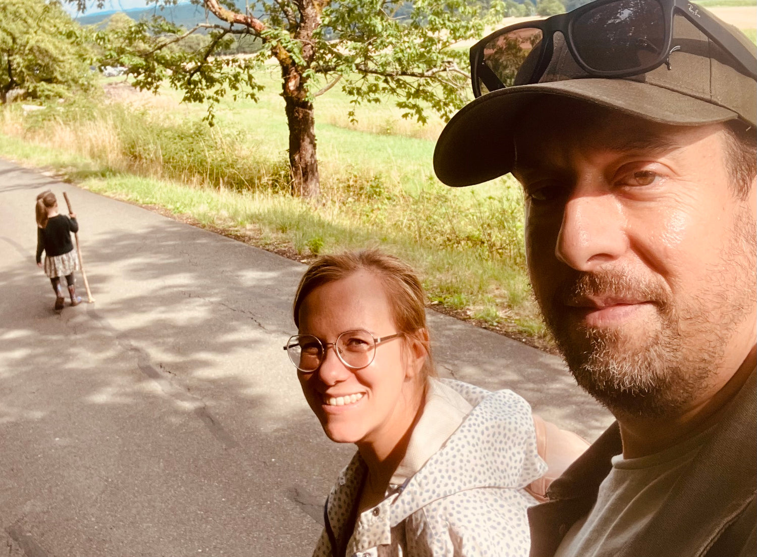 Anna-Lena und Philipp Kral von Neoapple auf einer Allee mit Apfelbäumen